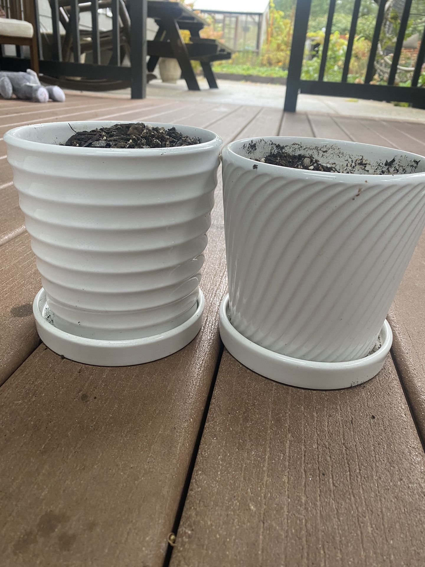 2 Matching Plant Pots With Saucer