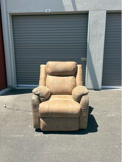 Brown Electric Recliner (Free Delivery🚚)