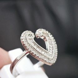 Anillo de Zirconia corazón laminado en oro blanco.
