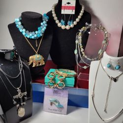 LOT  BEAUTIFUL  VARIETY VINTAGE JEWERLY, NEW AND GOOD CONDITION!!  
