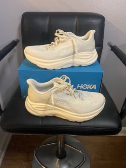 Hoka Clifton 10/ size 9B Women’s $95