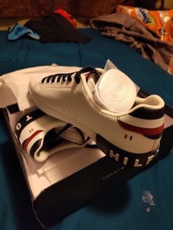 Tennis shoes