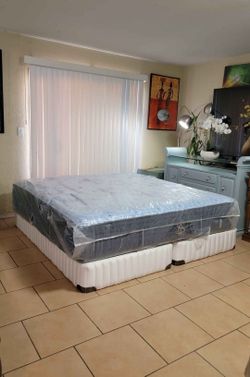 VERY NICE LIKE NEW  KING SIZE STEARNS AND FOSTER  MATTRESS AND BOXSPRINGS FOR SALE! IN EXCELLENT CONDITION, FREE DELIVERY