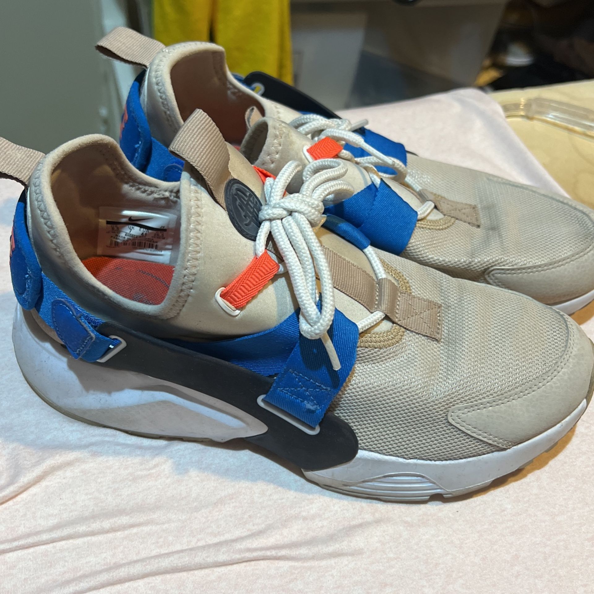 Nike Women’s Air Huarache City Low - Size 9.5 - Desert Sand White