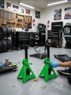 Daytona 3-Ton Ratcheting Jack Stands double-locking mechanism with a safety pin