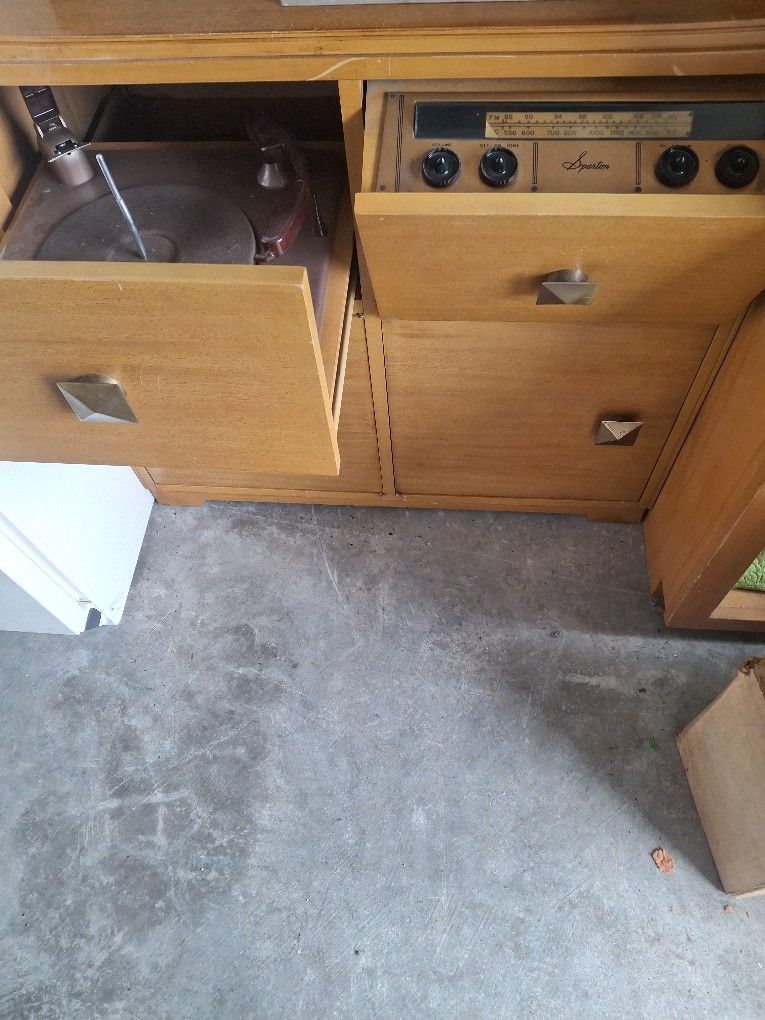 Vintage Classic Radio Record Player