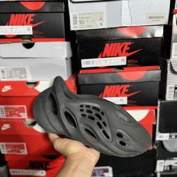 Adidas Yeezy Onyx Foam Runner size 10 USED