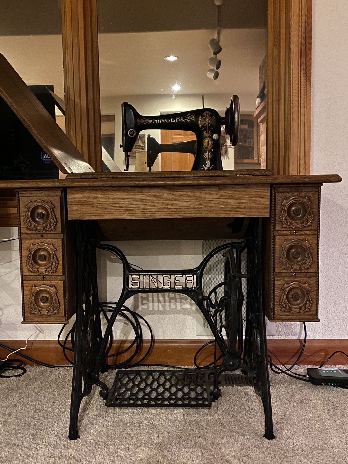 Singer Antique Sewing Table With Sewing Machine