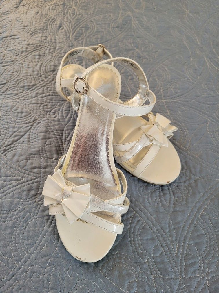 White Sandals With Bow Size 5