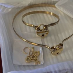 Collar necklace, bracelet and jewelry box