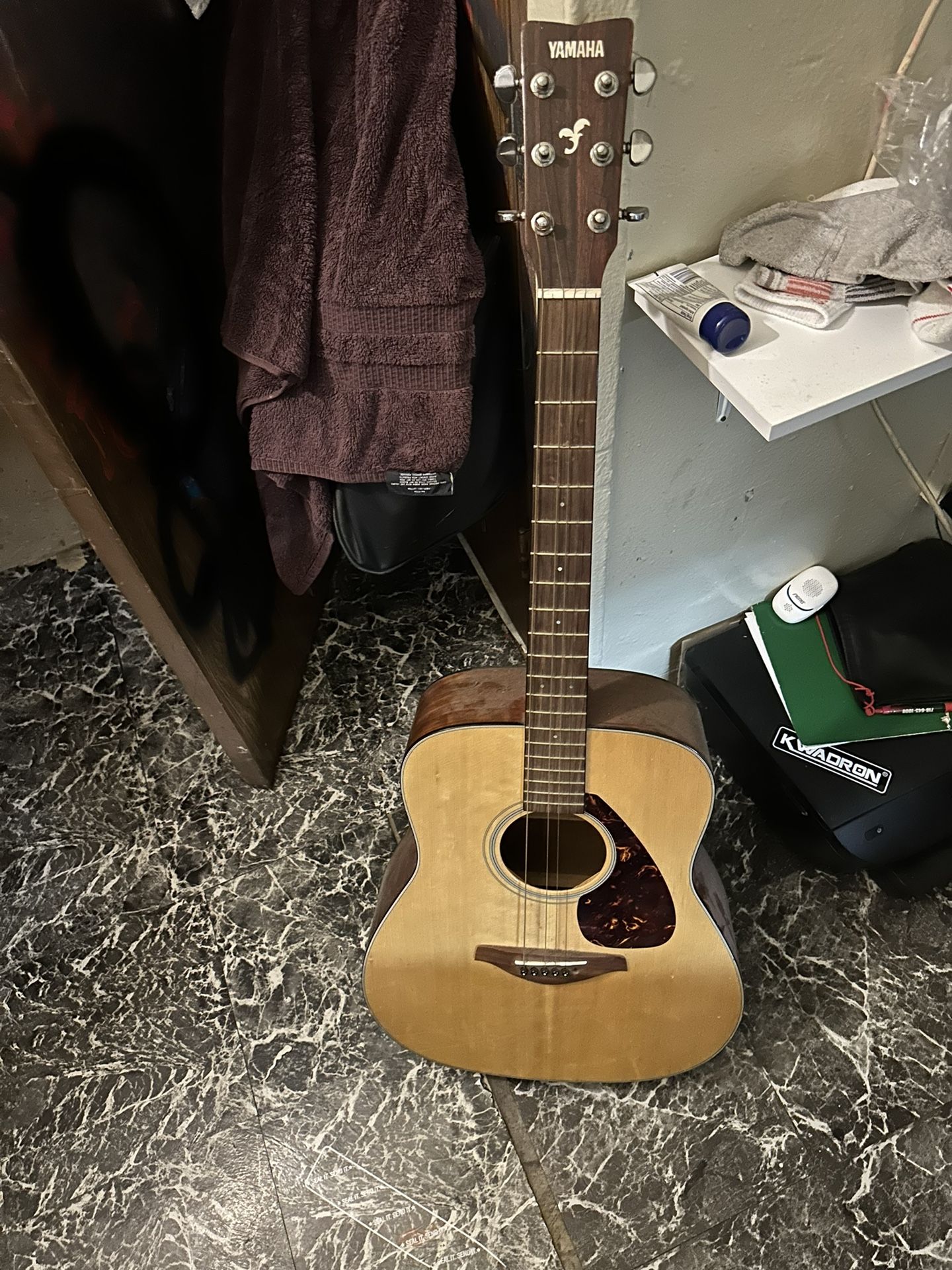 YAMAHA ACOUSTIC GUITAR