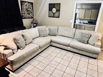 🤍✨Beautiful Sectional Sofa for Sale✨🤍