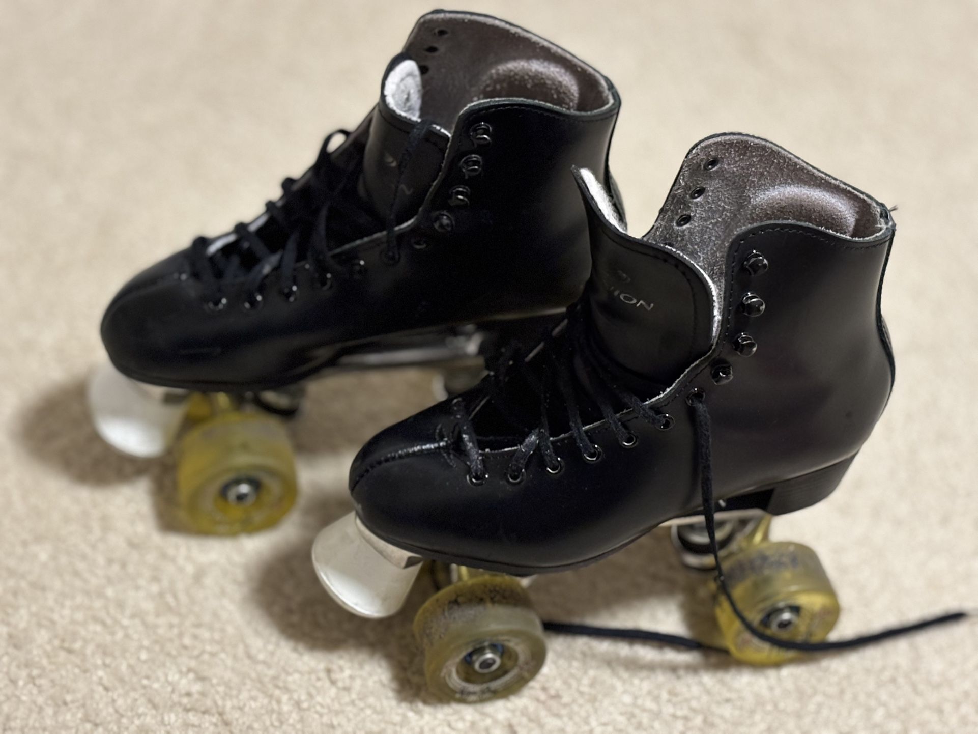Sure Grip Fame Roller Skates (Black Leatherette, Size 6/7)