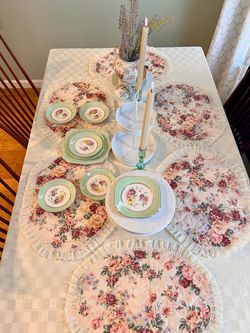 Round Floral Quilted Doily placemat with Lace Ruffle