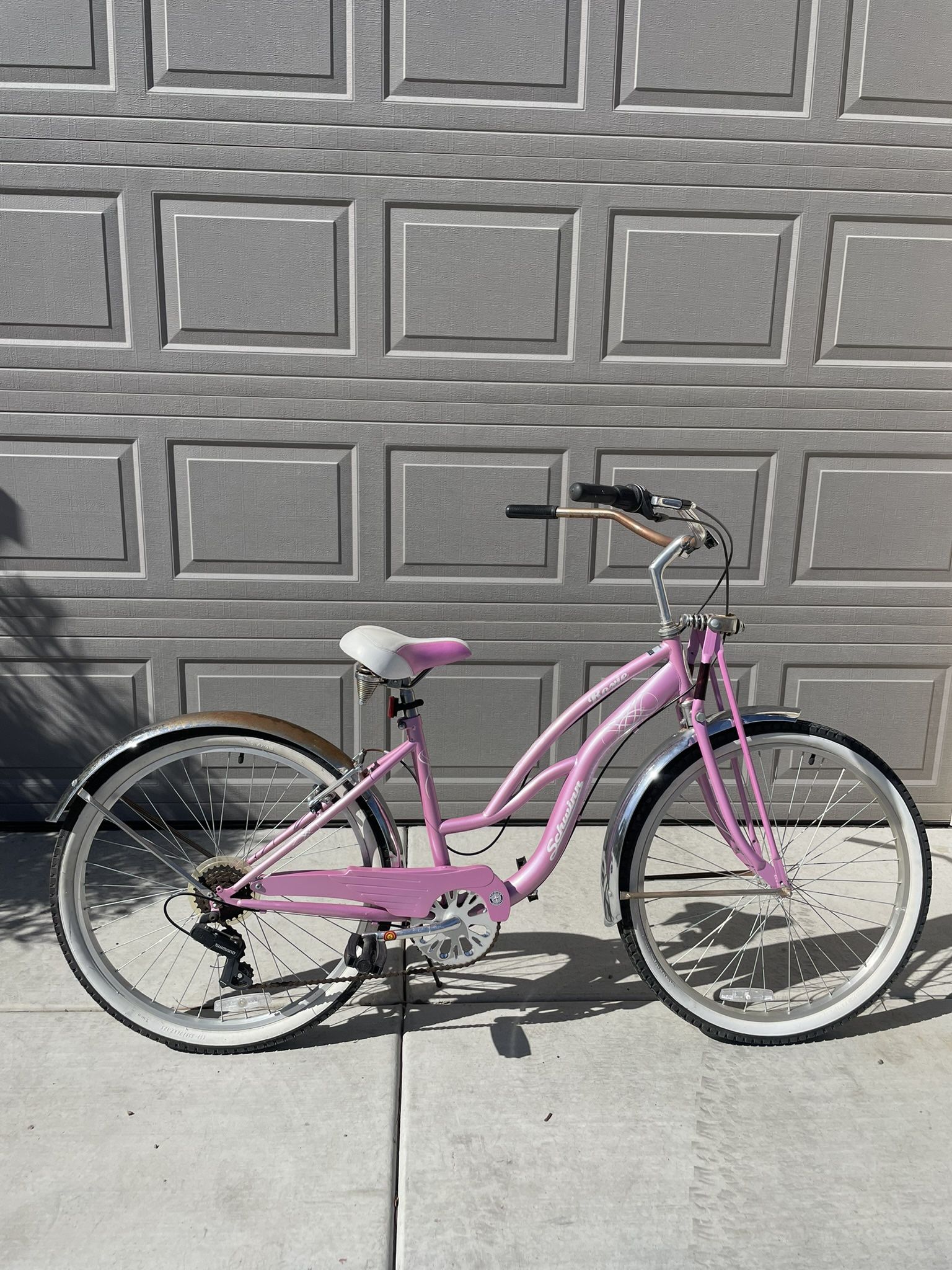 Scwhwinn Roxie 7 speed beach cruiser 🩷