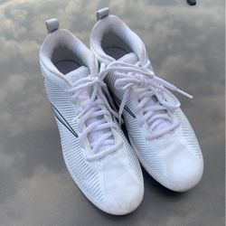 Boys Size 8 Nike cleat 