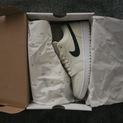 NIKE JORDAN 1 LOW COCONUT MILK 