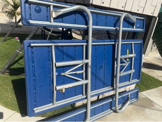 Foldable picnic table