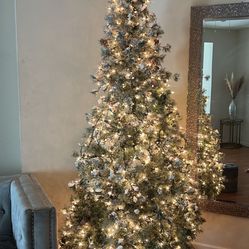 Beautiful Christmas 🎄 tree ONLY PICK UP  6ft 