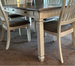 Beautiful Distressed Farmhouse Style Solid Wood 5pc Dining Set