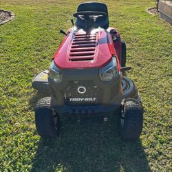 Troy bilt riding lawnmower  42 inch cut 
