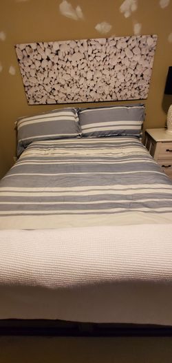 New Queen Comforter Set