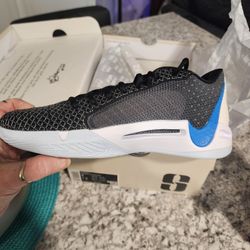 New With Box Nike Sz W9 M7.5