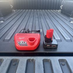 Milwaukee M12 12V Lithium-Ion 3.0 Ah Battery w/Charger