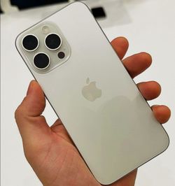 iPhone 15 Pro 256 GB — Desbloqueado — Excelente estado — Oferta especial en efectivo: $499