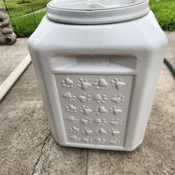 Pet food container