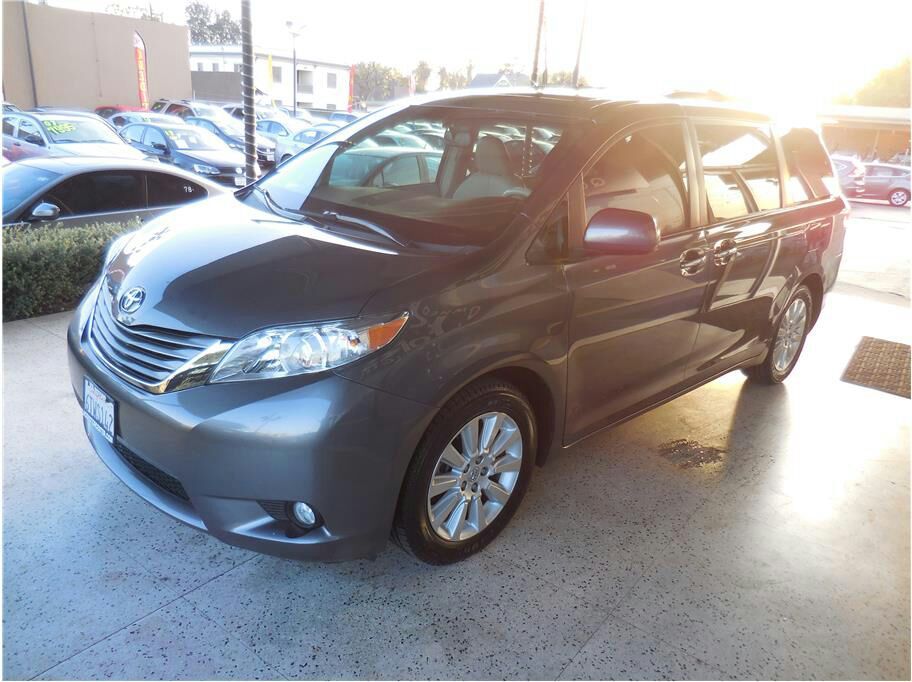 2011 Toyota Siena XLE Minivan 4D
