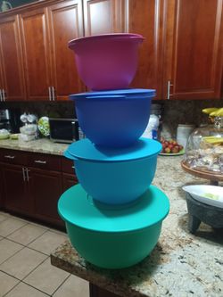 Tupperware Bowl Set