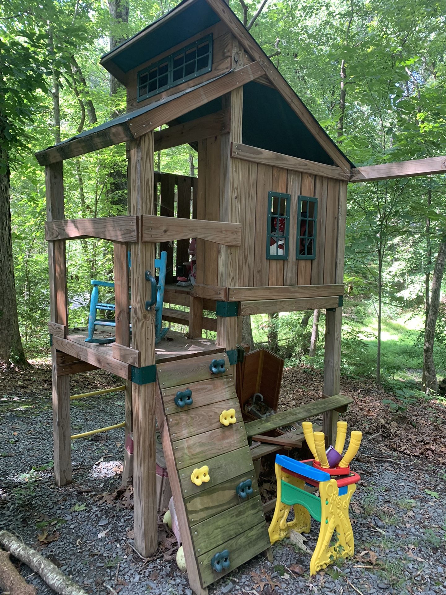 Childrens Tree house, Play Set, W/ Swings.