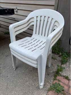 3x outdoor plastic chairs