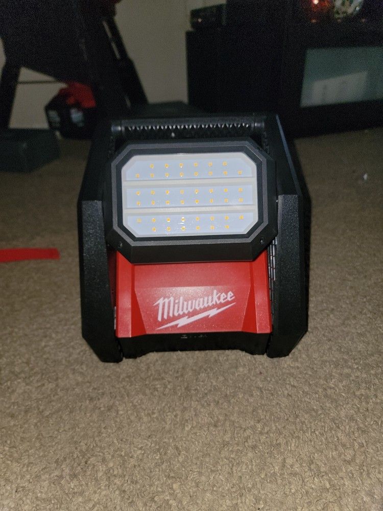 Brand New Milwaukee Dual Power Flood Light