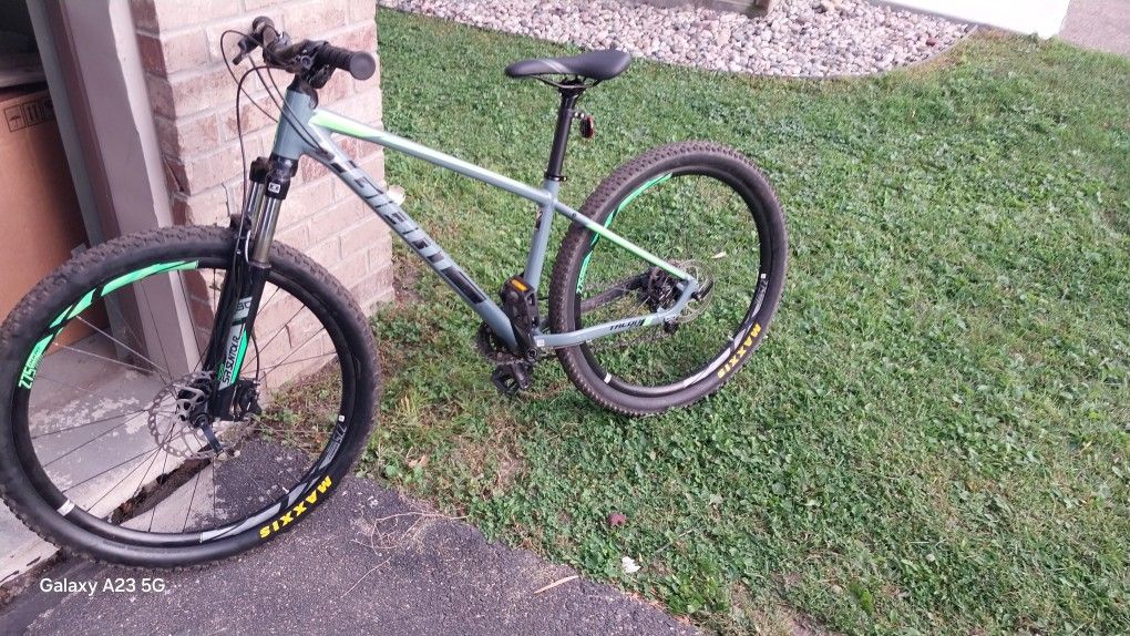 Gaint TALON 2 3 Gray Bike