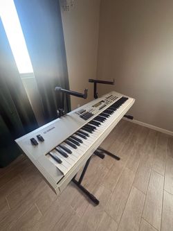 Yamaha M08 with stand