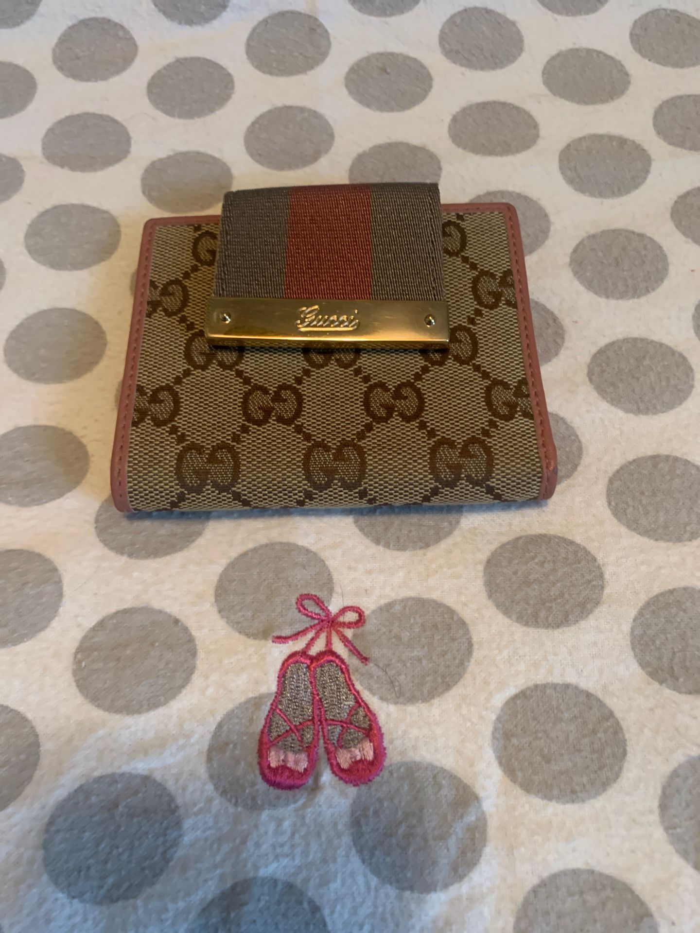Authentic GUCCI wallet. I’ve never even used.