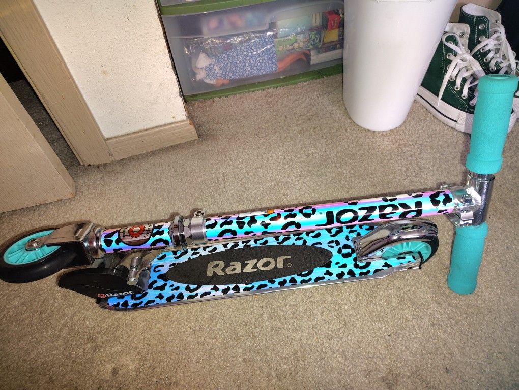 Girls Cheetah Razor Scooter