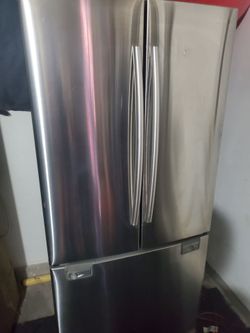 SAMSUNG FRIDGE  IM MOVING SO IM SELLING.