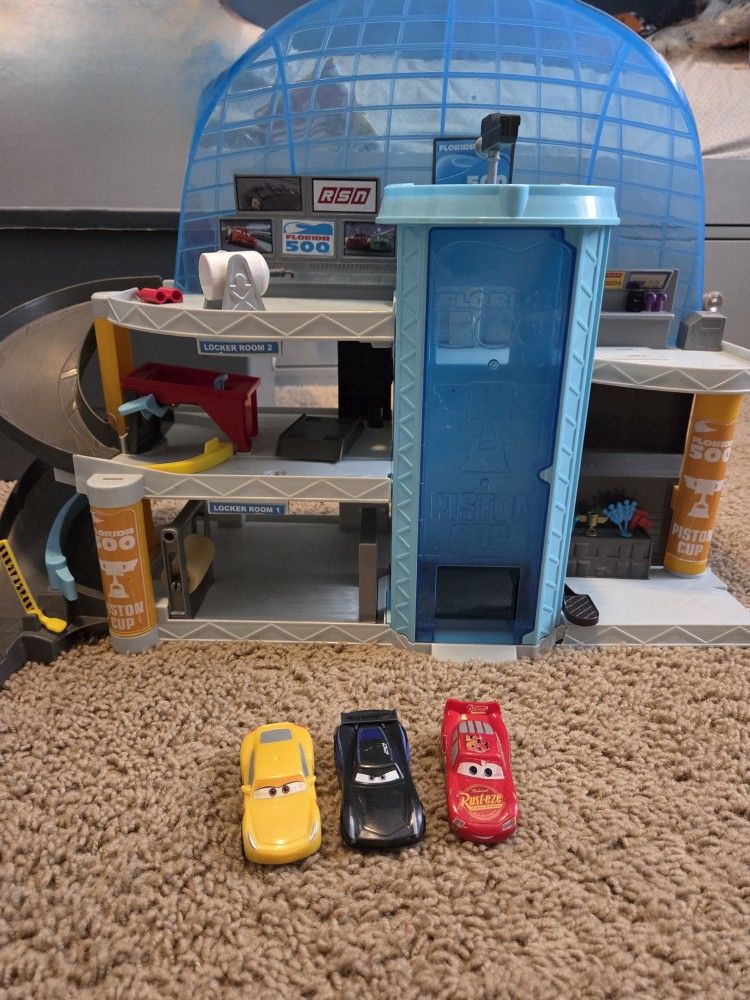 Disney Pixar Cars - Trainjng Station And Racing
