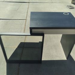 Used Ikea Desk & Mirror For 40dlls 29Wx29Hx20D (some Scratches And A Small Dent On Top Of Desk) Alvernon & Valencia