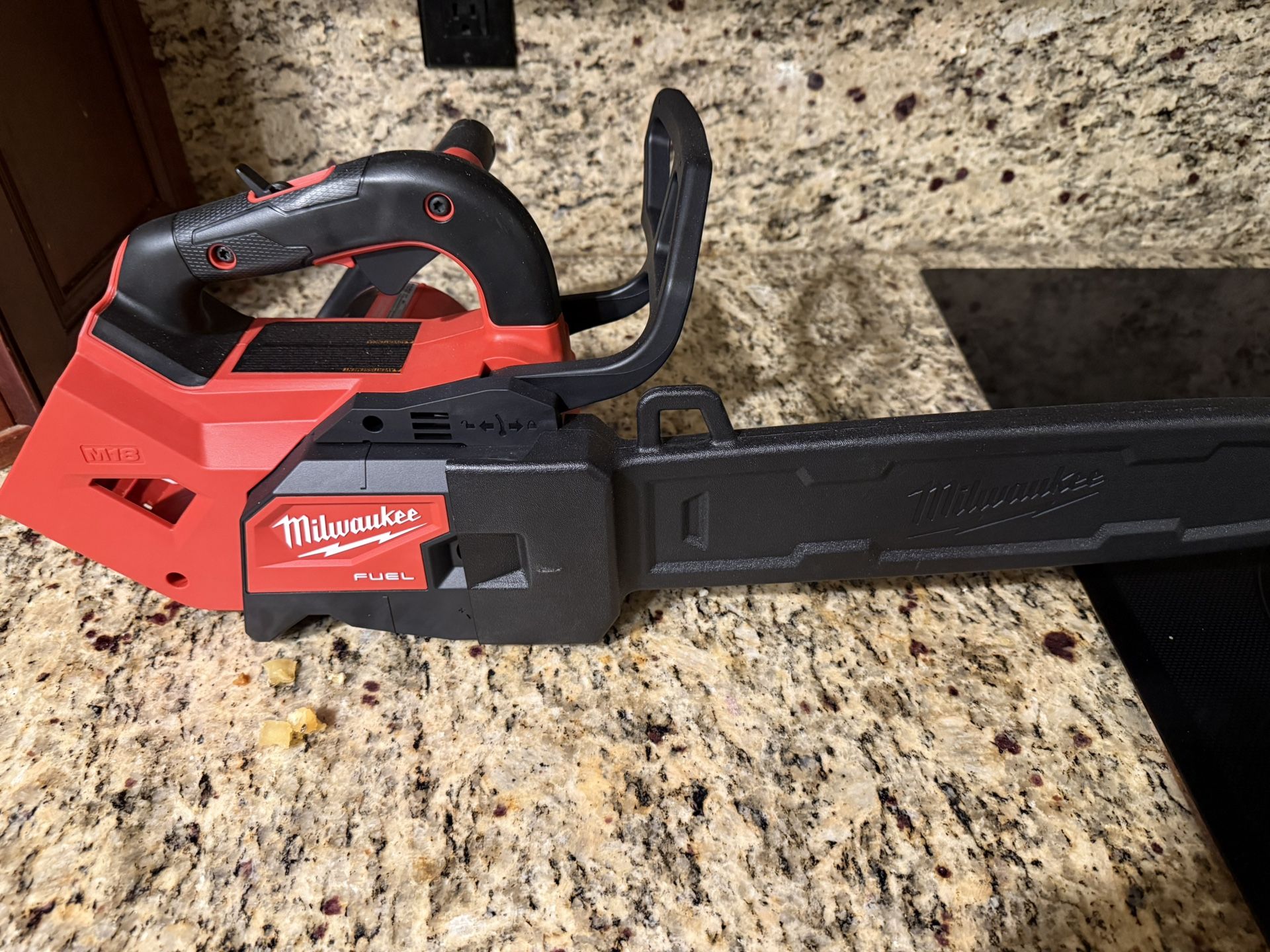 MILWAUKEE FUEL CHAINSAW M18 ..NEW 