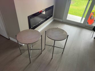 Set of 2 end tables