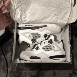 Jordan 4 size 9 Great Condition 