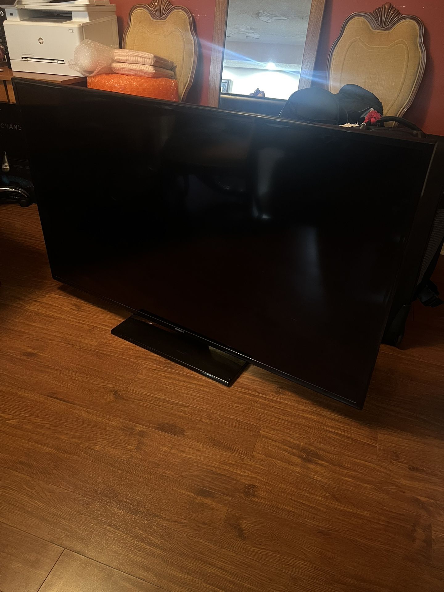 Samsung 60” Full HD Smart TV (UN60J6200) – Works Great!