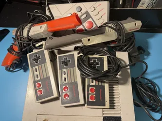Nintendo NES-001 Console Lot w/ Controllers Zapper Light Gun and 7 Games