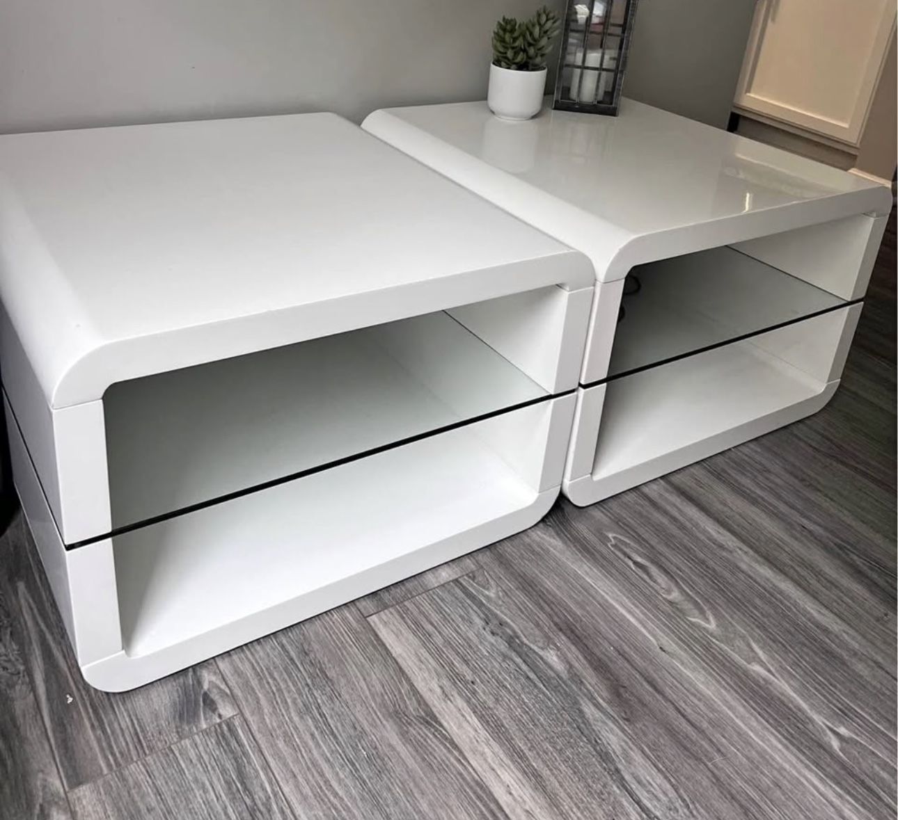 Glossy WHITE🤍🤍 end tables & coffee Tables 🤍🤍