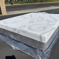 Queen Organic Hybrid Cool Gel Memory Foam Mattress!!