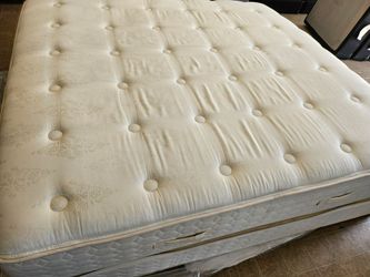 Sealy Posturpedic King Mattress And Box Spring 🌙